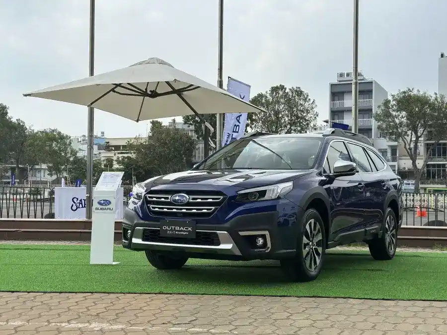 Subaru Outback có giá bán 1.696 triệu VNĐ